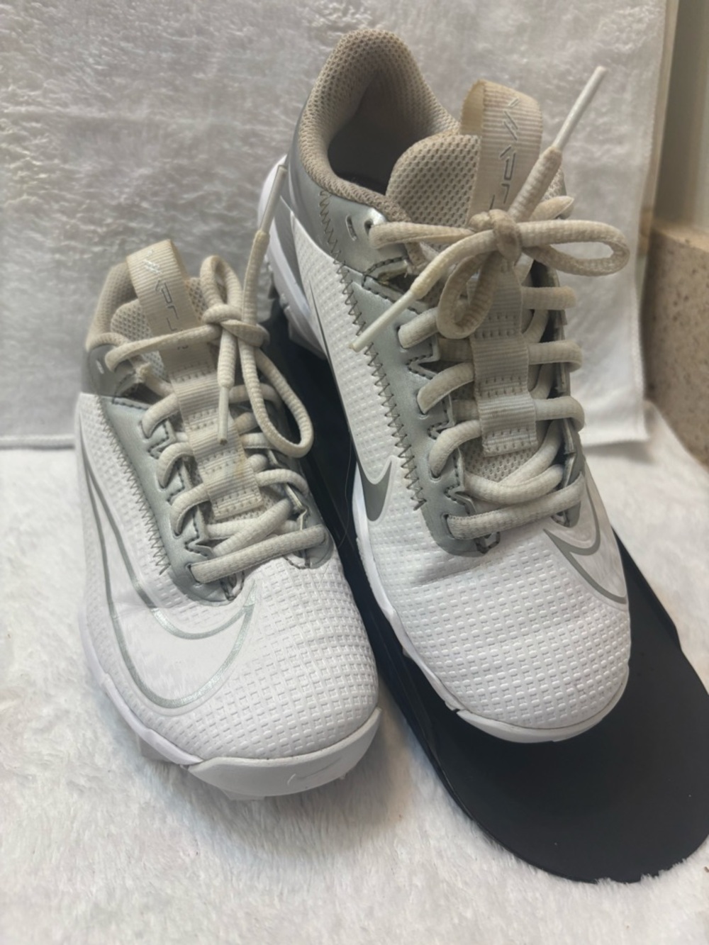 Nike White & Light Gray kids Sz1y cleats
